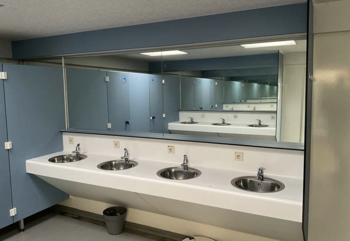 Het sanitair gebouw van Camping Wulpen in cadzand