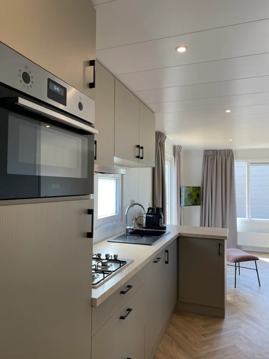 Keuken van chalet op Camping Wulpen