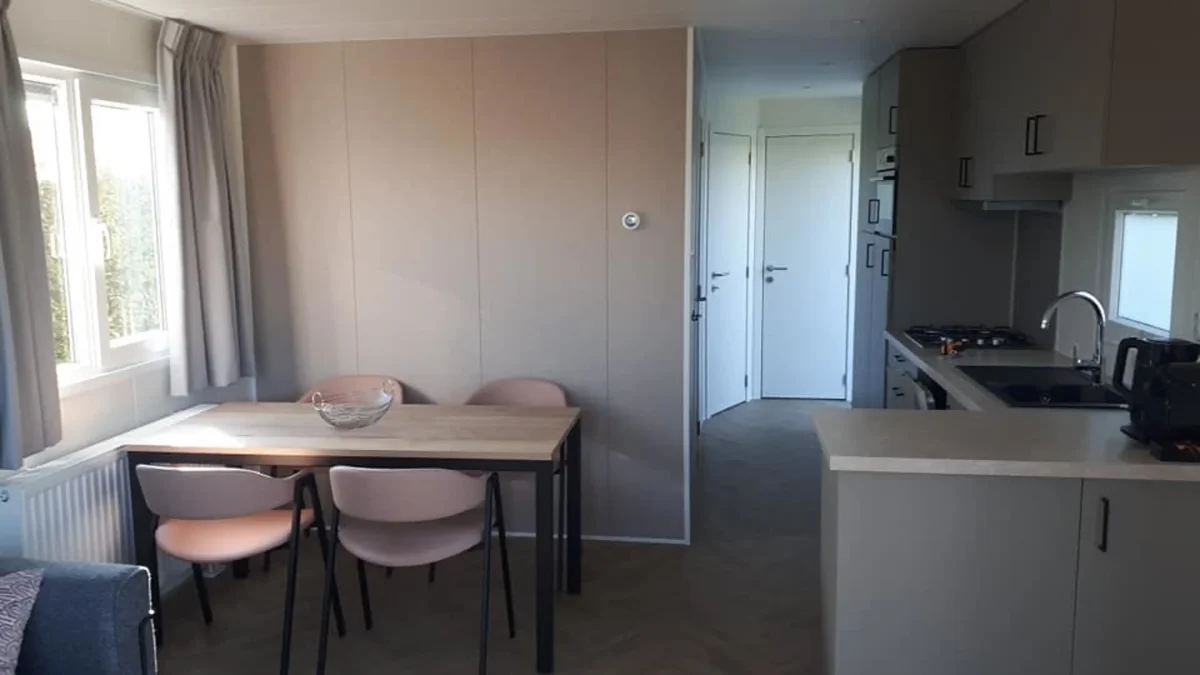 Keuken van chalet op Camping Wulpen