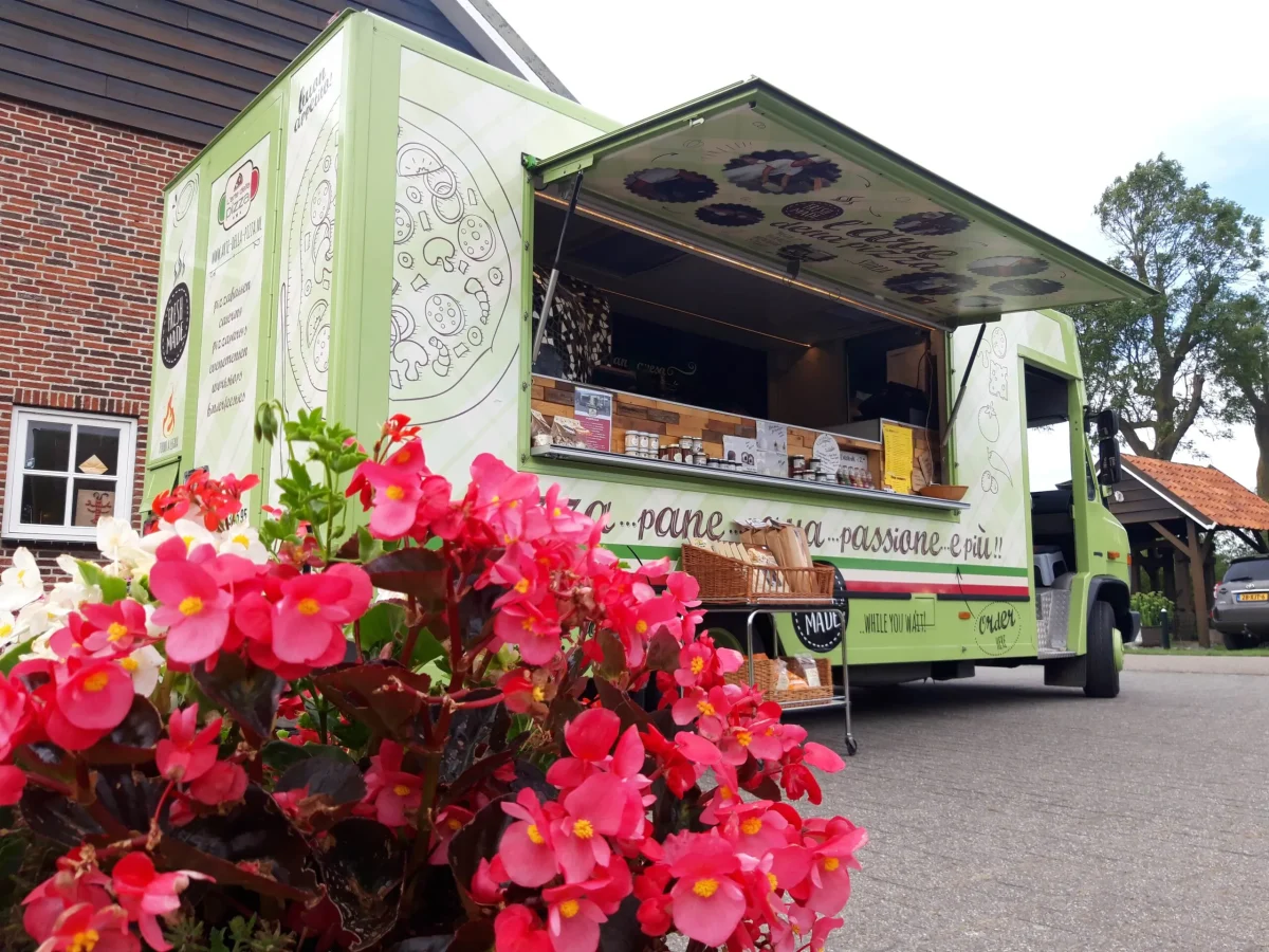 Foodtruck met pizza bij Camping Wulpen